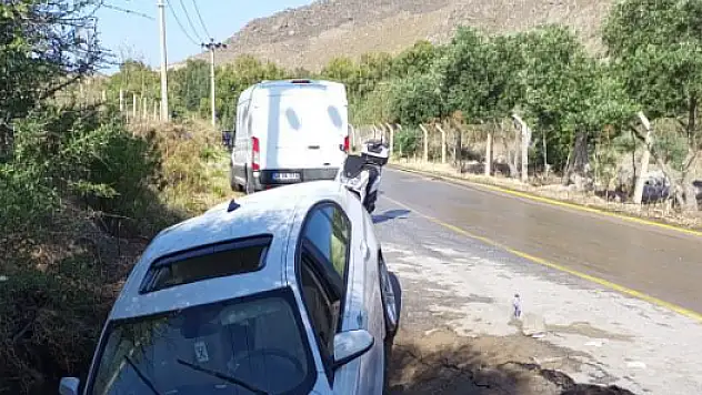 İsale Hattı Patladı Çöken Yola Araç Düştü