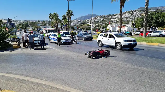 Işık İhlali Yapan Aracın Ön Camına Çarparak Yaralandı