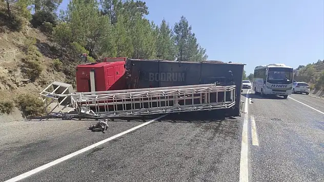 İtfaiye aracı devrildi: 2 yaralı