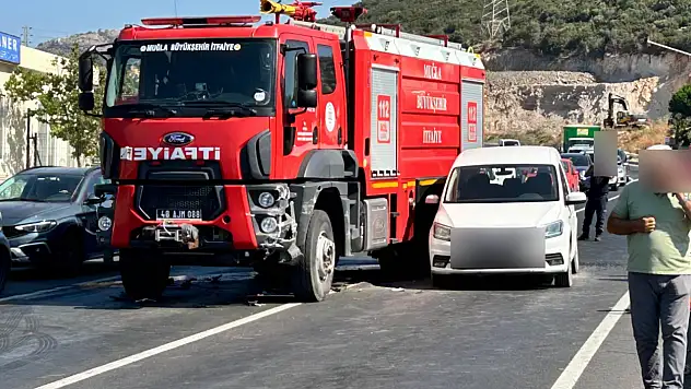 İtfaiye aracı kırmızı ışıkta duran araçlara çarptı