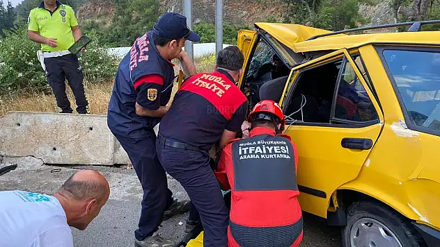 İtfaiye Ekipleri Sıkışan Sürücüyü Araçtan Çıkarttı
