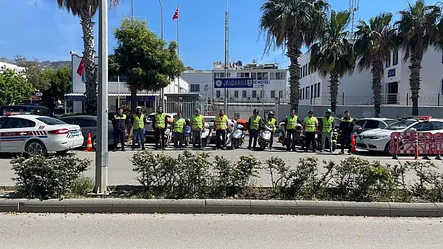 Jandarma Bodrum'da 150 Sürücüye Yelek Dağıttı