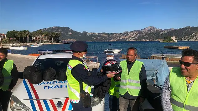 Jandarma Motosiklet Sürücülerine Kask ve Reflektif Yelek Dağıttı