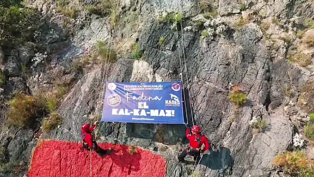 'Kadına El Kalkamaz' Pankartı Astılar