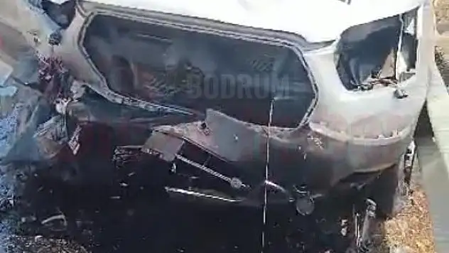 Kafa Kafaya Çarpışan Araçlarda 1'i Ağır 3 Kişi Yaralandı