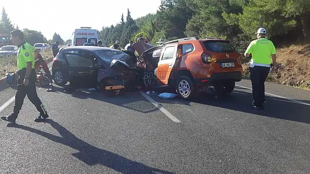 Kafa Kafaya Çarpışan Araçlarda 2 Kişi Öldü, 2 Kişi Yaralandı