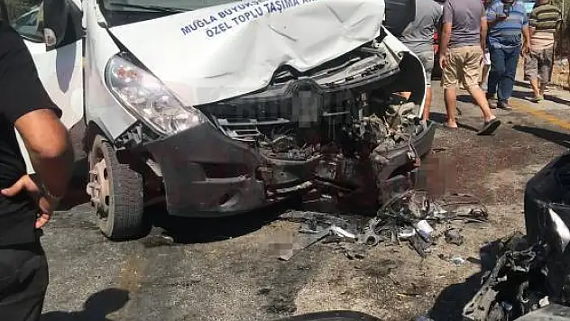 Kafa Kafaya Çarpıştılar, Kazada 8 Kişi Yaralandı