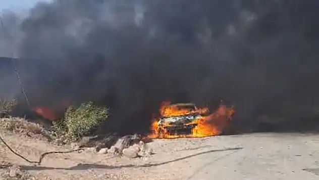 Kağıtları Yakarken Otomobili Yaktılar