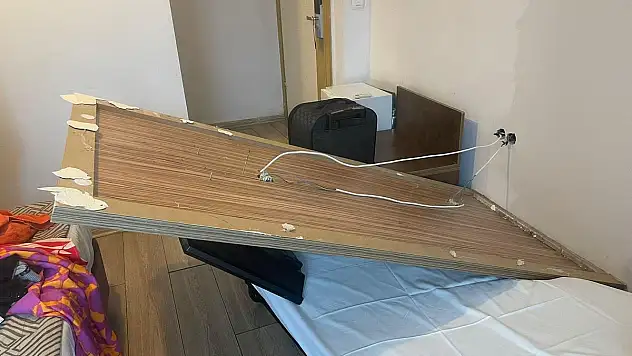 Kaldığı Otelde Üstüne TV Ünitesi Düştü