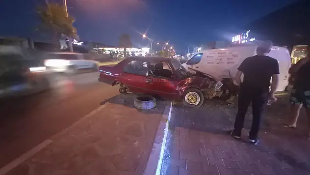 Kaldırıma Çıkıp Park Halindeki Araca Çarparak Durabildi