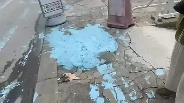 Kaldırıma Dökülen Yağlı Boya Vatandaşı Hastanelik Etti