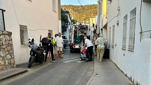 Kaldırımdan yola adım attığı anda araç çarptı !