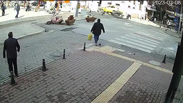 Kalp Krizi Geçiren Taksicinin O Anları Güvenlik Kamerasına Yansıdı