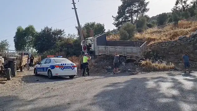 Kamyon Direğe Çarptı, 1 Yaralı