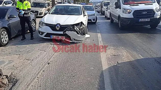 Kamyon ile Otomobil Çarpıştı Maddi Hasarlı Kaza Meydana geldi