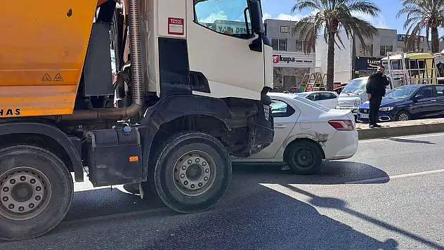 Kamyon Otomobili Sürükledi, Trafik Felç Oldu