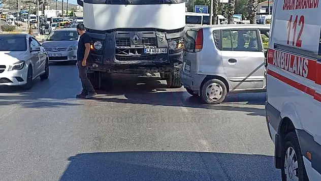 Kamyon Otomobille Çarpıştı Kazada 1 Kişi Yaralandı