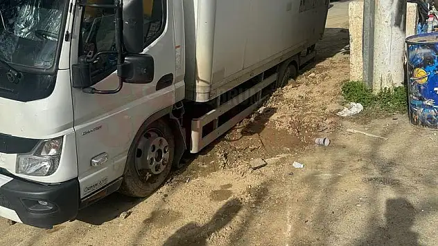 Kamyon Yolda Düzgün Kapatılmayan Çukura Düştü