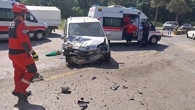 Kamyonet ile iş makinesi çarpıştı: 2 yaralı