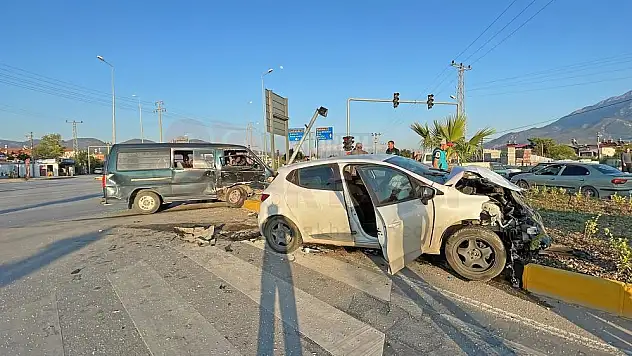 Kamyonet ile Otomobil Çarpıştı 5 Yaralı