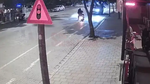 Kamyonet, Motosiklete Çarpıp 2 Kişiyi Yaraladı