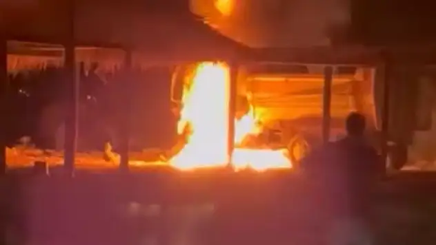 Kamyonet yangını paniğe yol açtı !