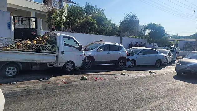 Kamyonet, Yol Kenarında Park Halindeki Araca Çarptı