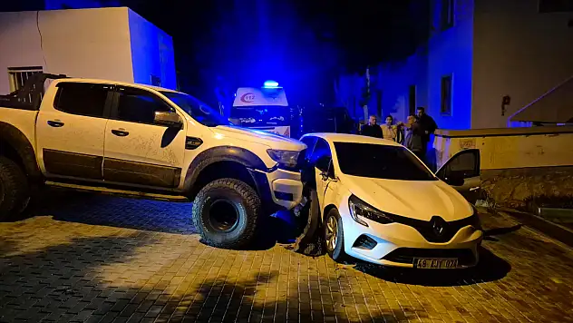 Kamyonetle otomobil çarpıştı