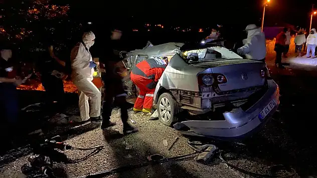 Kamyonla Otomobil Çarpıştı, Kazada 5 Kişi Öldü 2 Kişi Yaralandı