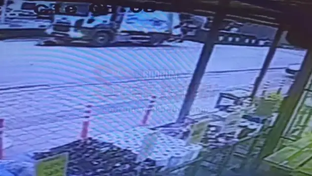Kamyonun Altında Kalan Kişinin Kaza Anları Kameralara Yansıdı
