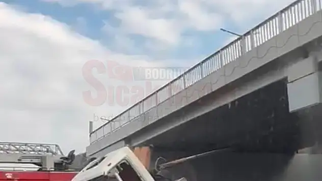Kamyonun Dorse'si Köprüye Çarptı Kazada 2 Kişi Yaralandı