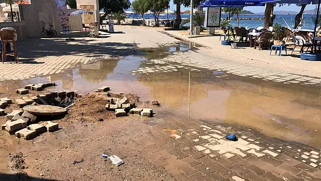 Kanalizasyon Borusu Patladı, Denizin Rengi Değişti