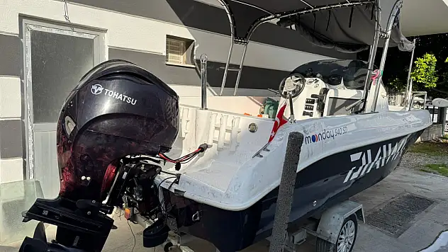 Kar maskeli hırsızlar tekneyi çalamayınca zarar verdi