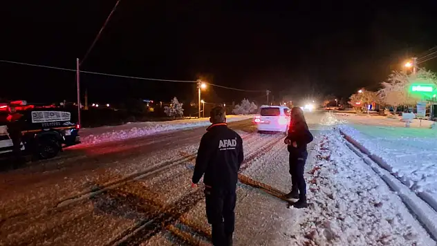 Kardan kapanan yolda araçlar mahsur kaldı