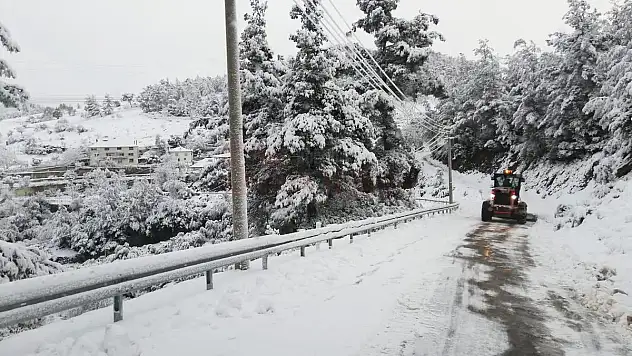 Karla Kaplı Yollar Belediye Ekiplerince Açıldı