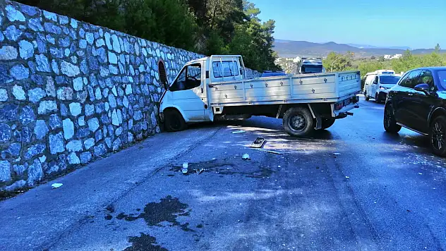 Karşı şeride geçti ! 3 araç birbirine girdi !