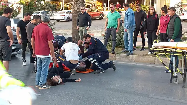 Karşıdan Karşıya Geçmeye Çalışan Yayalara Çarpan Araç 2 Kişiyi Yaraladı