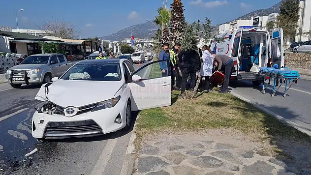 Kavşakta Duran Araca Çarpan Sürücü Yaralandı