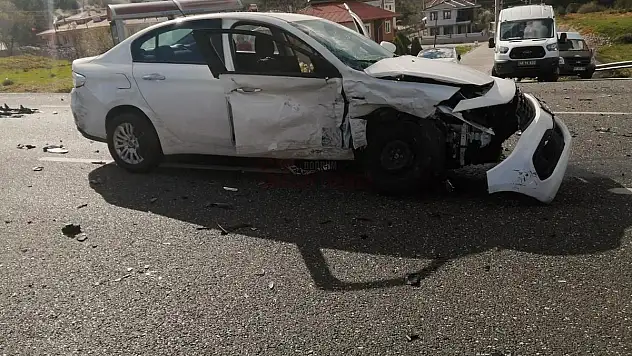 KAVŞAKTA MEYDANA GELEN KAZADA 4 KİŞİ YARALANDI