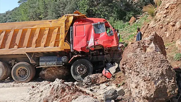Kayalıklara Çarparak Sıkışan Kamyon Sürücüsü Ağır Yaralandı