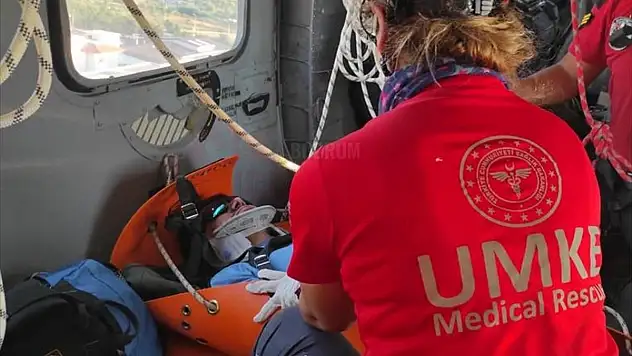 Kayalıklara Düşen Yamaç Paraşütçüsü Helikopterle Kurtarıldı