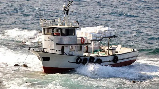 Kayalıklara Oturan Teknedeki Balıkçılar Kurtarıldı