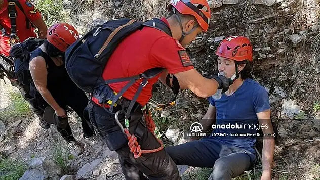 Kayalıklarda mahsur kalan 2 kişi kurtarıldı