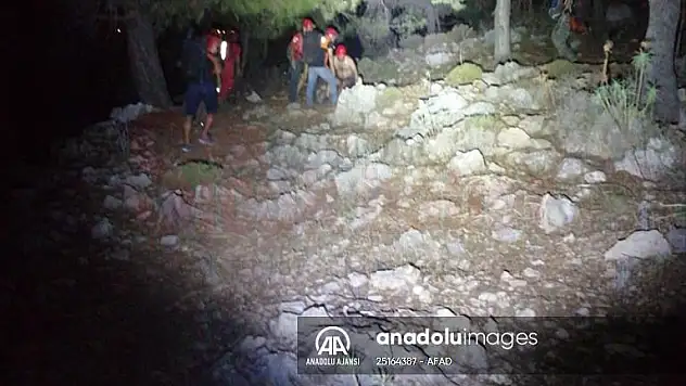 Kayalıklarda mahsur kalan iki kişi kurtarıldı