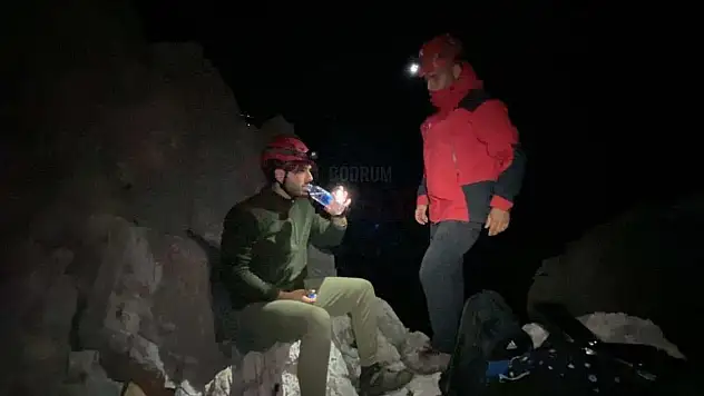 Kayalıklarda Mahsur Kalan Kişiyi JAK Kurtardı