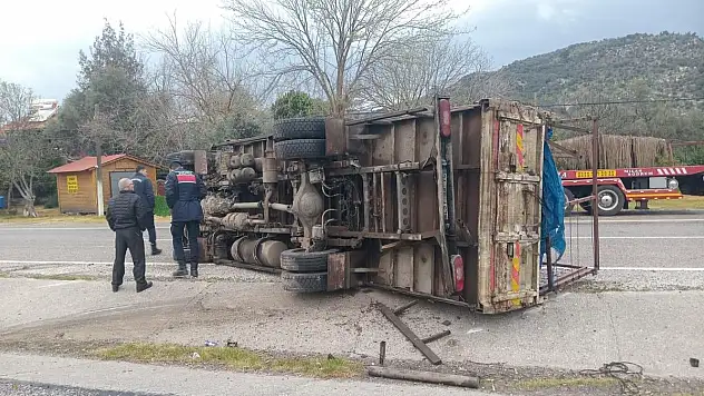 Kaygan Yolda Kaza: Yan Yatan Kamyon Trafiği Durdurdu