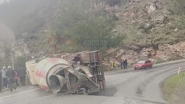 Kayganlaşan Yolda  Devrilen Beton Mikserinde 1 Kişi Yaralandı