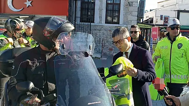 Kaymakam Bilgehan Bayar, Bodrum Belediye Meydanında Reflektif Yelek Dağıttı