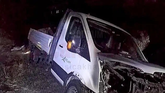 Kaza Yapan Kamyonetteki 3 Kişi Yaralandı