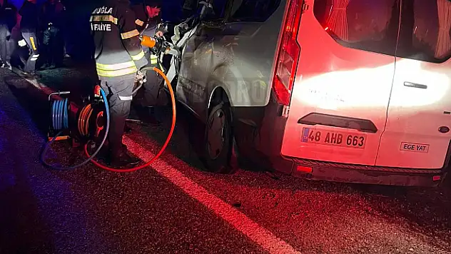 Kazada Araçta Sıkışan Sürücüyü Ekipler Kurtardı